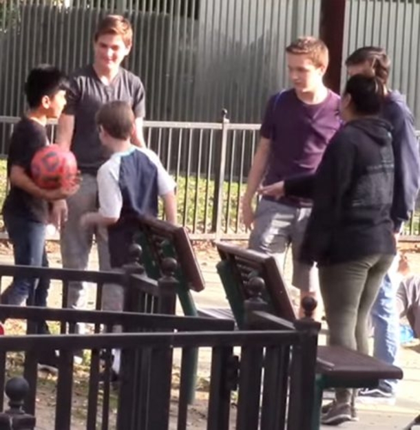 Three Teens Begin To Bully Little Boy, Now Pay Attention To The Man On The Bench - picture 3