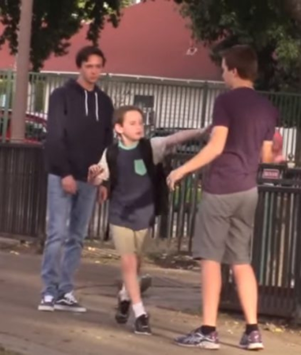 Three Teens Begin To Bully Little Boy, Now Pay Attention To The Man On The Bench - picture 4
