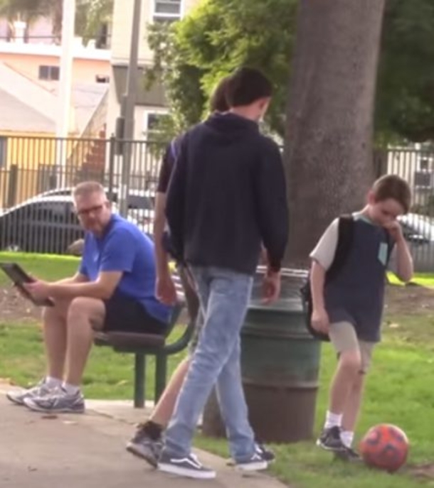 Three Teens Begin To Bully Little Boy, Now Pay Attention To The Man On The Bench - picture 5