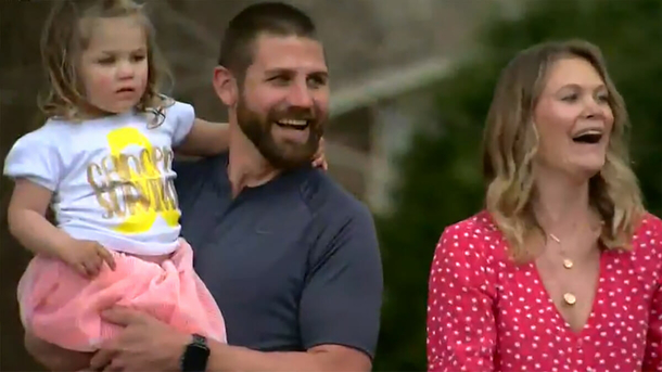 Three-year-old girl celebrates her final cancer treatment with a parade - picture 2