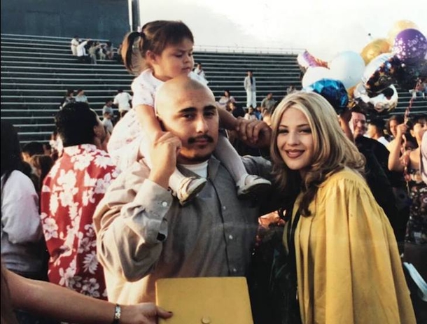 Toddler Poses With Teenage Parents, 17 Years Later Looks Closely At Photo And Exposes Truth - picture 2