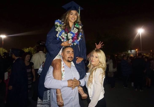 Toddler Poses With Teenage Parents, 17 Years Later Looks Closely At Photo And Exposes Truth - picture 3