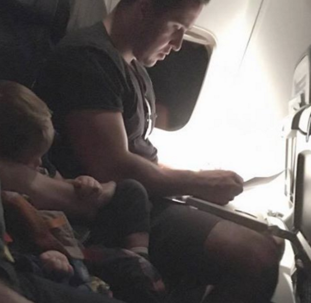 Toddler Sits Next To Tough Man On Flight, When He Repeatedly Drops Blanket Mom Captures Man’s Act - picture 3