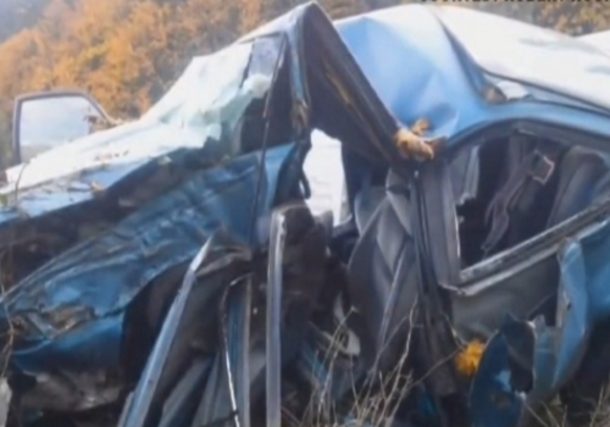 Tow Truck Driver Spots Old Wreck, But As He Steps Closer His Heart Stops - picture 3
