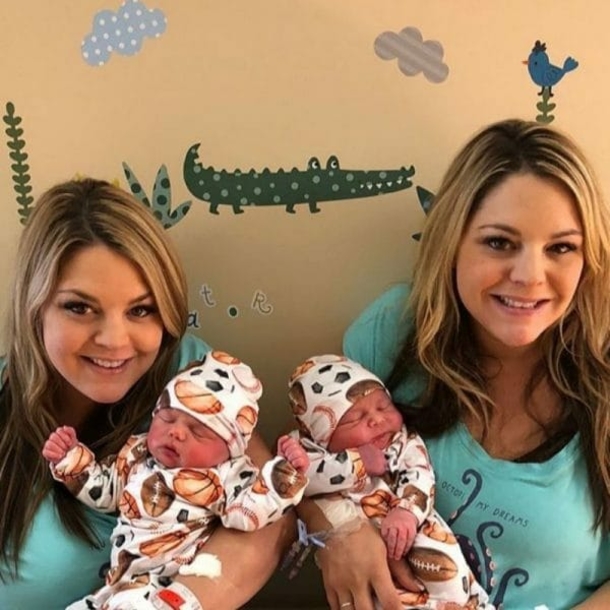 Twin sisters give birth on the same day at the same hospital, what a miracle! - picture 7
