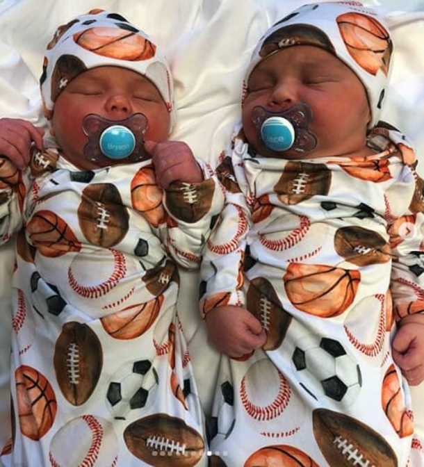 Twin sisters give birth on the same day at the same hospital, what a miracle! - picture 8