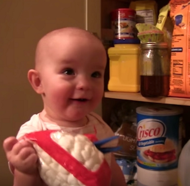 Twins Steal Handful Of Marshmallows From Kitchen. What They Do Next Is Going Viral Right Now - picture 2