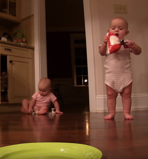 Twins Steal Handful Of Marshmallows From Kitchen. What They Do Next Is Going Viral Right Now - picture 3