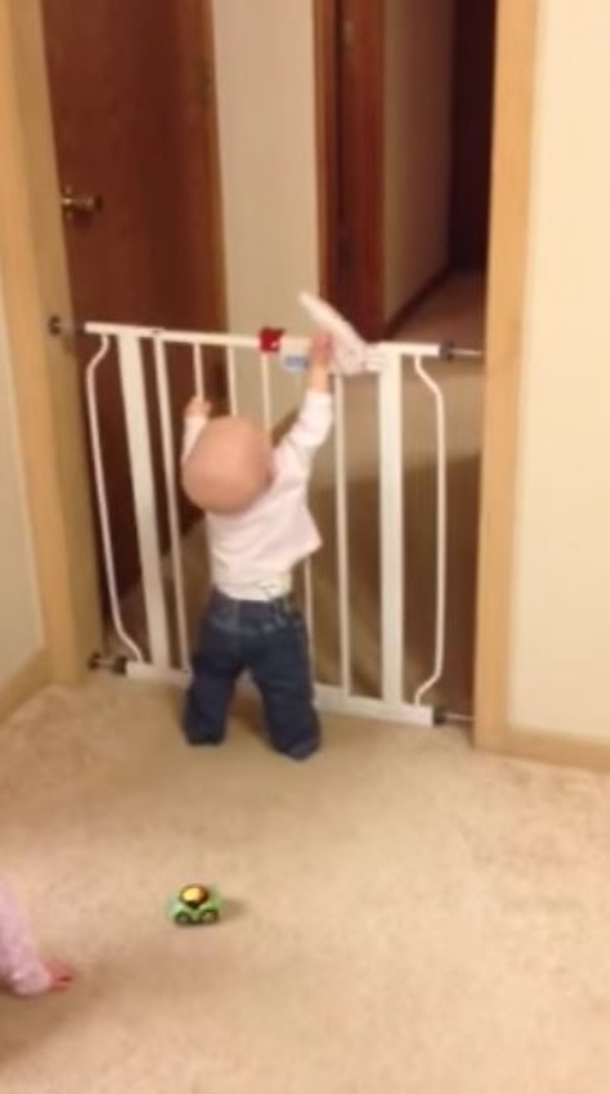 Two 10-Month-Old Babies Attempt Crazy Escape, Didn't Realize Mom Was Watching The Entire Time - picture 2