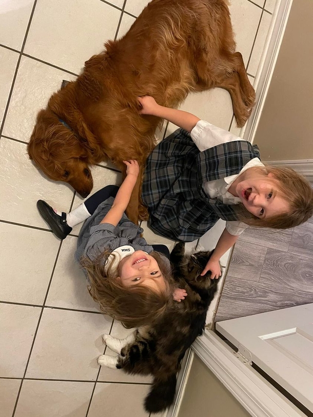 Two sisters who vanished with their pet dog finally found safe – enjoy tearful reunion with parents - picture 4