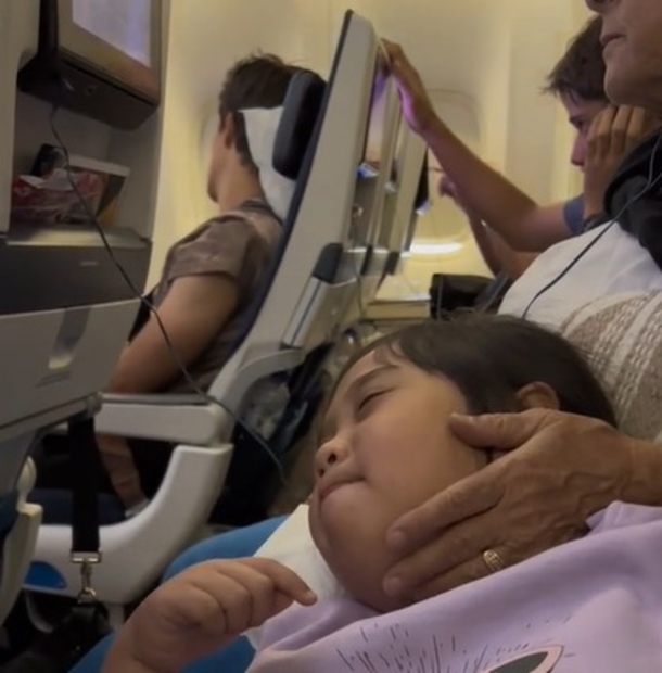 Unbelievable: Sweet Grandma Makes Impromptu Decision to "Adopt" 5-Year-Old Stranger on Long-Haul Flight! - picture 3