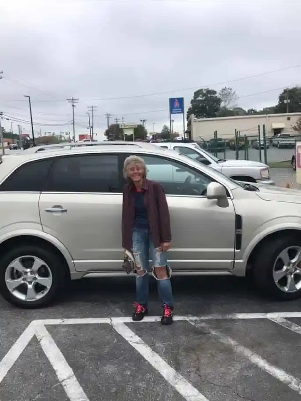 Undeterred FedEx Employee Walks 12 Miles Home Daily, Inspiring Colleagues to Purchase Her a Car - picture 4