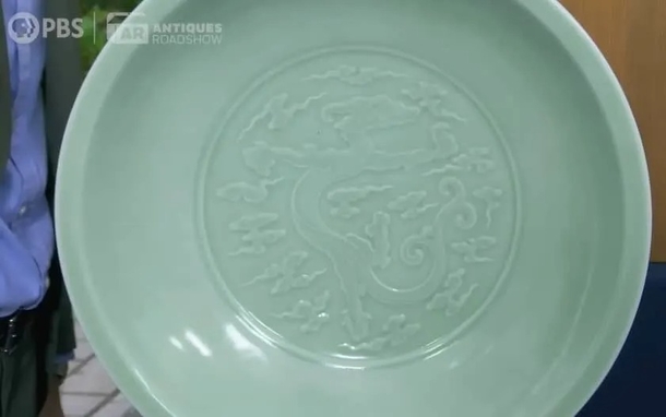 Unexpected treasure: Woman discovers priceless porcelain antique under her bed - picture 4