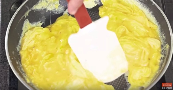 Use these 4 tricks, and you'll have perfectly fluffy scrambled eggs every time - picture 5