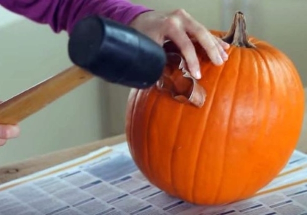 Using A Simple Cookie Cutter, She Carves The Best Looking Pumpkin On The Block Easily! - picture 2