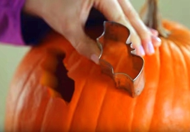 Using A Simple Cookie Cutter, She Carves The Best Looking Pumpkin On The Block Easily! - picture 3