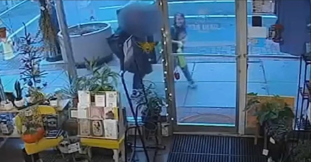 Video Captures Young Boy Stopping Stranger's Attempt to Lure Him with Cashier Posing as His Mother - picture 3