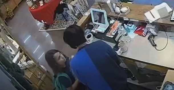 Video Captures Young Boy Stopping Stranger's Attempt to Lure Him with Cashier Posing as His Mother - picture 4