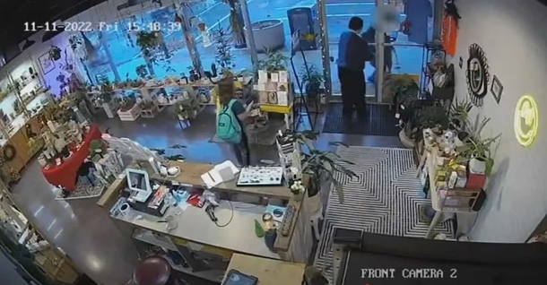 Video Captures Young Boy Stopping Stranger's Attempt to Lure Him with Cashier Posing as His Mother - picture 5