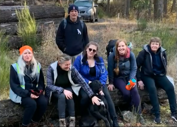 Volunteers found and saved missing dog who fell off cliff, reunite her with owner - picture 4