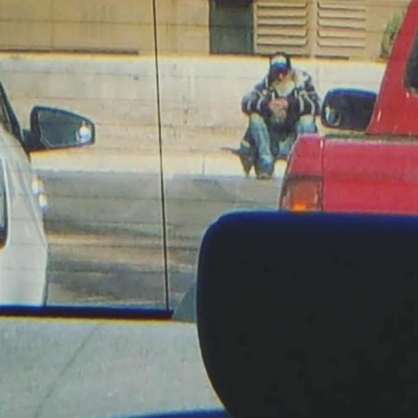 Waitress Takes Photo With Homeless Man And Gets Ready To Leave, Then Notices Him Reaching Into His Pocket - picture 2