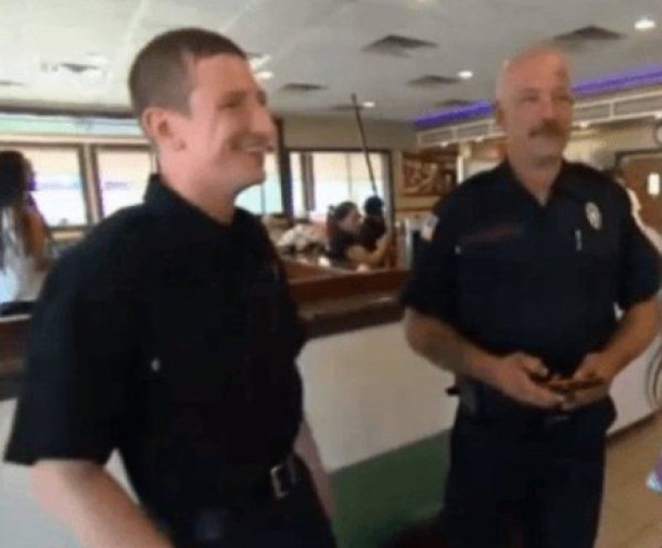 Waitress Writes On A Receipt, She Opened Facebook 2 Hours Later And Almost Fainted - picture 2