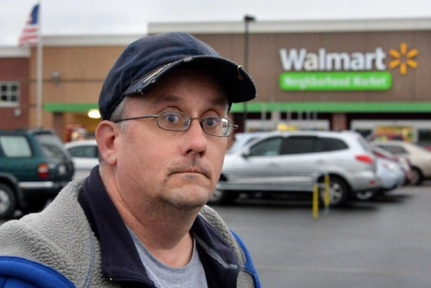 Walmart Worker Finds Cash In Parking Lot, Gets HORRIBLE News Turning It In - picture 2