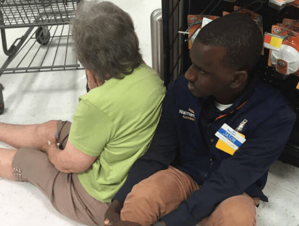 Walmart worker warms hearts across America with beautiful act of kindness for elderly woman - picture 2