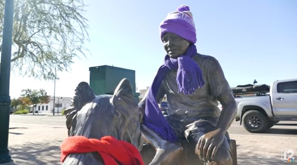 Warmth In Winter: Hats And Scarves Left On Statues Bring Joy To Others - picture 2