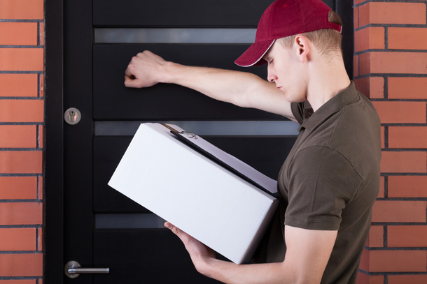 WARNING If a Deliveryman Says He Needs Your Signature, Immediately Check for His Vehicle. It Could Save Your Life - picture 2
