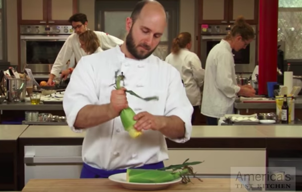 When You Watch This Easy Way Of Removing Husk From Corn, You'll Never Use Another Method Again - picture 3