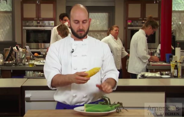 When You Watch This Easy Way Of Removing Husk From Corn, You'll Never Use Another Method Again - picture 4