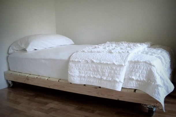 Why Buy a Bed When You Can Make One out of Pallets? Here Are 11 Genius Designs to Inspire You. - picture 4