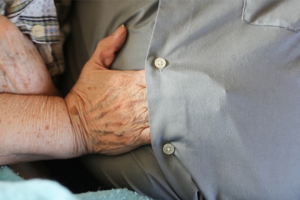 Wife always slips her hand into her husband’s shirt. The reason why is quickly going viral - picture 2