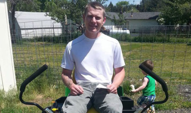 Wife of disabled veteran sees him in tears, then finds out what his neighbor has done - picture 2