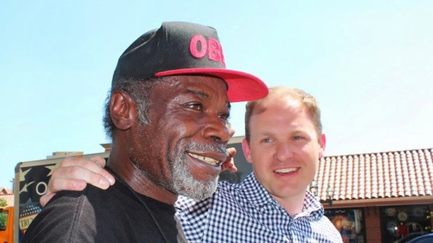 Woman Accidentally Gives Ring To A Homeless Man, Is Shocked By His Response - picture 3