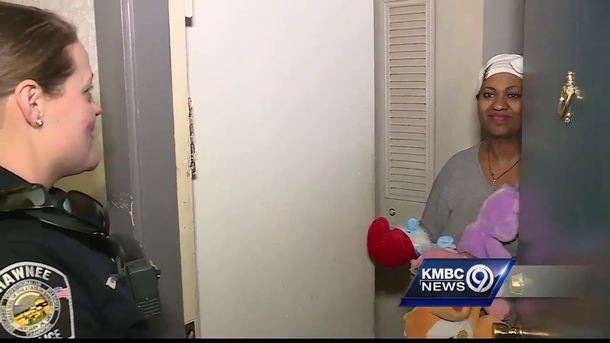 Woman feels uneasy when cops knock on her door, they had her some “paper” that brings her to tears - picture 2