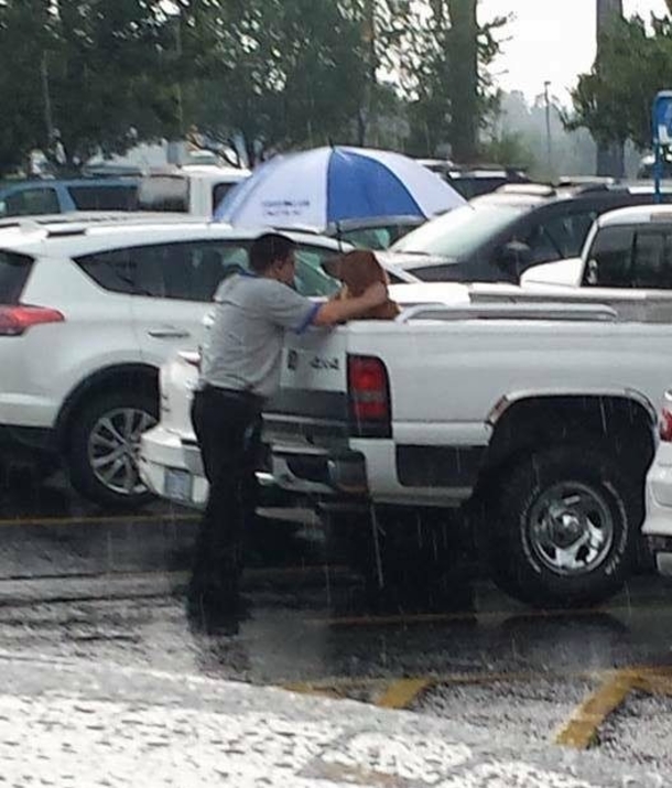 Woman Floored When She Saw What Store Employee Was Doing In Parking Lot - picture 3