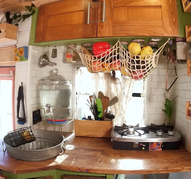 Woman gave up her corporate job, builds the cutest tiny home for $9K and pursue her passion for arts - picture 11