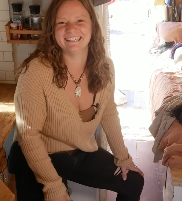 Woman gave up her corporate job, builds the cutest tiny home for $9K and pursue her passion for arts - picture 12