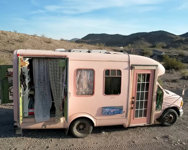 Woman gave up her corporate job, builds the cutest tiny home for $9K and pursue her passion for arts - picture 5
