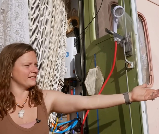 Woman gave up her corporate job, builds the cutest tiny home for $9K and pursue her passion for arts - picture 6