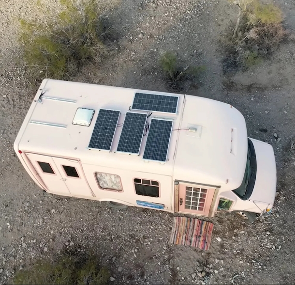 Woman gave up her corporate job, builds the cutest tiny home for $9K and pursue her passion for arts - picture 7
