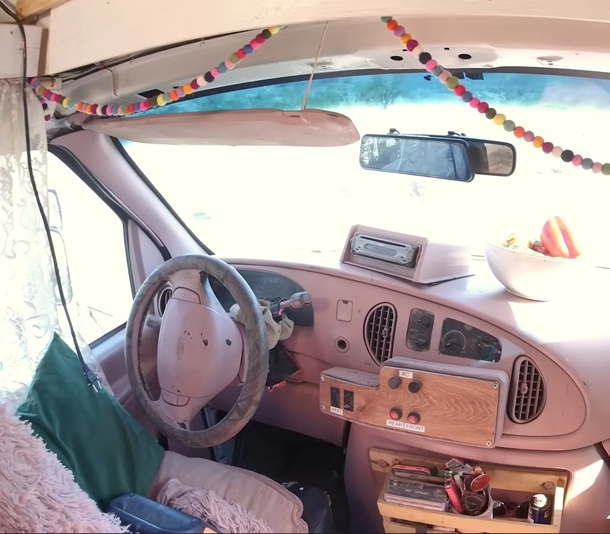 Woman gave up her corporate job, builds the cutest tiny home for $9K and pursue her passion for arts - picture 8