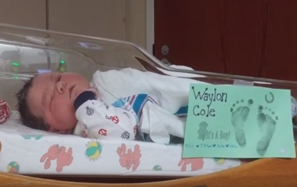 Woman Gives Birth To Her 4th Child, Doctors Tell Her How Big He Is And She Almost Faints - picture 2
