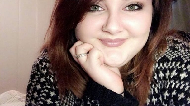 Woman Gives The Perfect Response To Rude Lady Who Called Her Engagement Ring 'Pathetic' - picture 2