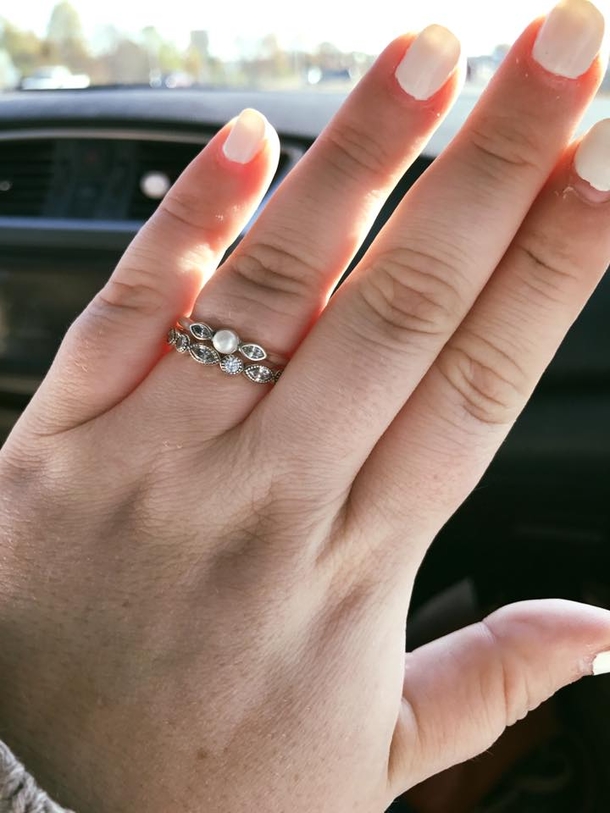 Woman Gives The Perfect Response To Rude Lady Who Called Her Engagement Ring 'Pathetic' - picture 4