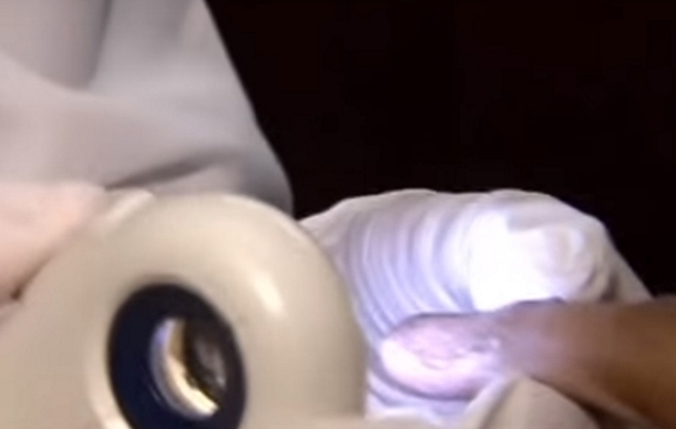 Woman Goes To Nail Salon; When They Notice Dark Line On Her Nails, They Warn Her Of Dangerous Meaning - picture 3