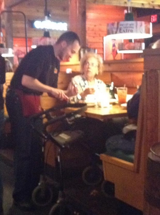 Woman Is Completely Shocked When She Sees What A Marine Is Doing At Couple’s Booth - picture 3