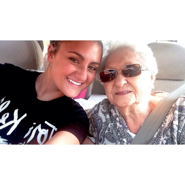 Woman keeps her promise to 101-year-old great-grandmother as young teen, asks her to be maid of honor - picture 2